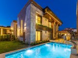 Satılık 5+1 Villa Lüx Müstakil Havuzlu Deniz Manzaralı Kuşadası Kadınlar Denizinde 